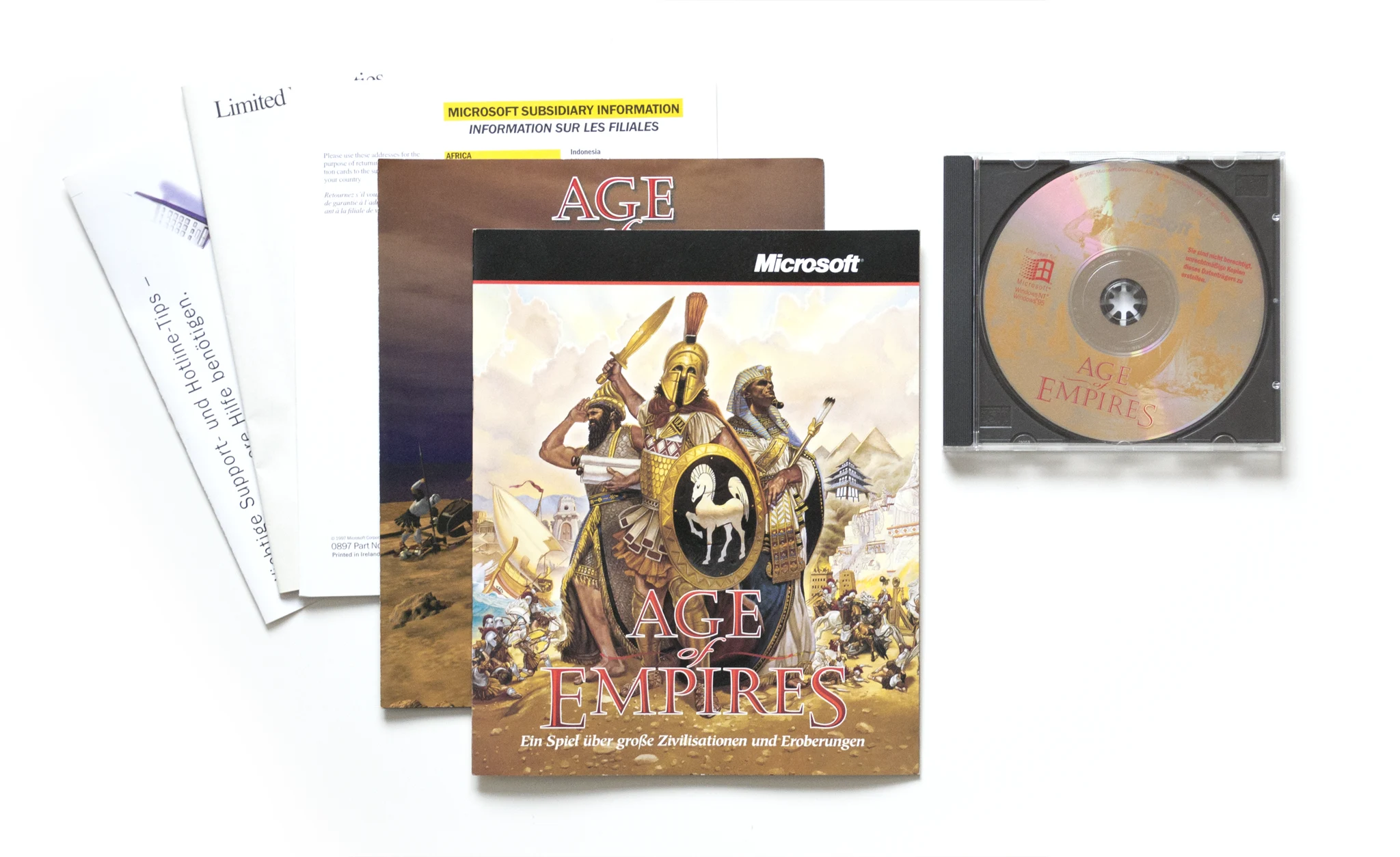 Photo of the content of Age of Empires (1997, PC, DE); developed by Ensemble Studios Corporation, published by Microsoft Corporation; Hi-res 3D box available at https://bigboxcollection.com
