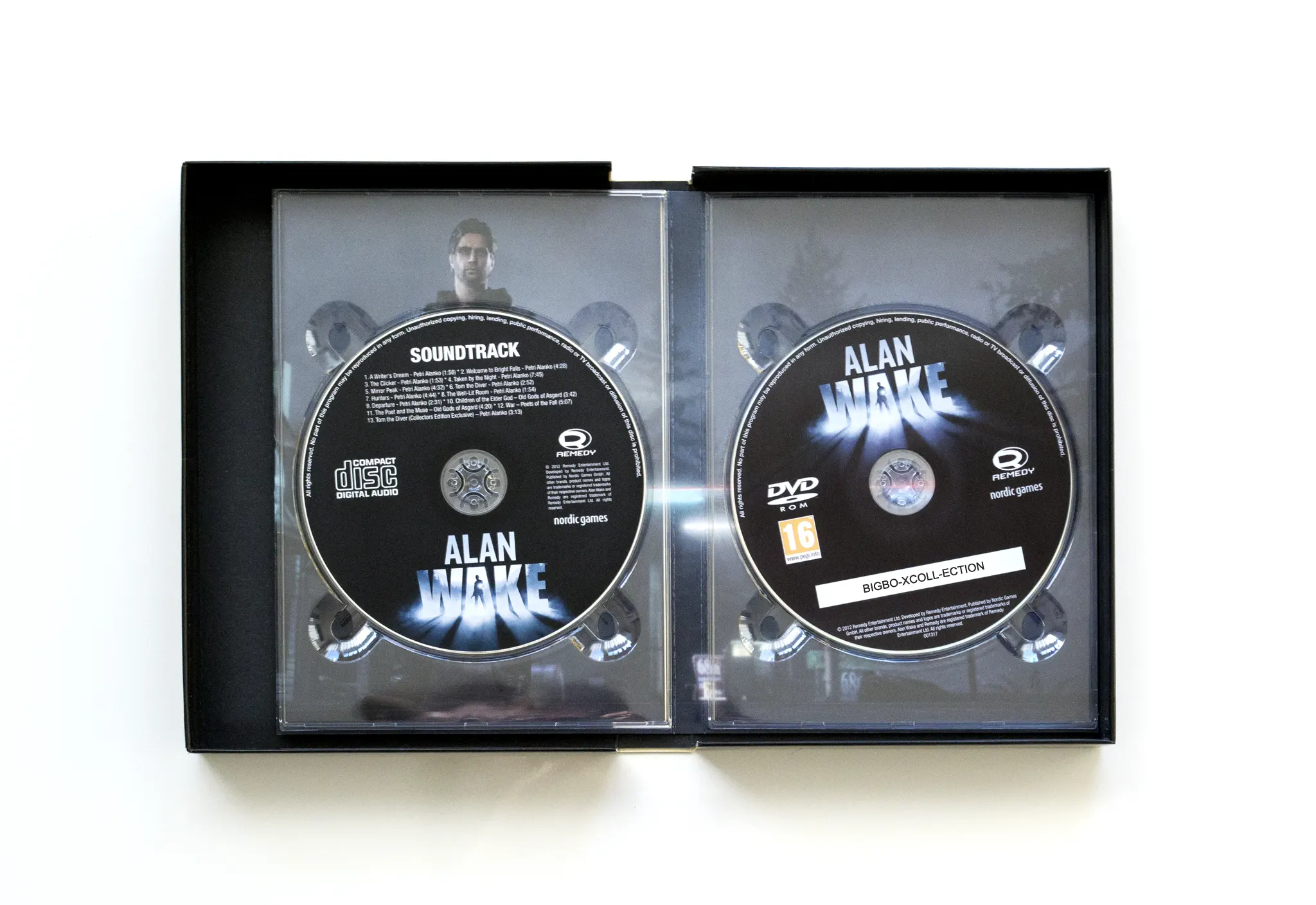 Another photo of the content of Alan Wake (2012, PC, DE, Collector's Edition); developed by Remedy Entertainment Oy, published by Nordic Games GmbH; Remedy Entertainment Oy; Hi-res 3D box available at https://bigboxcollection.com