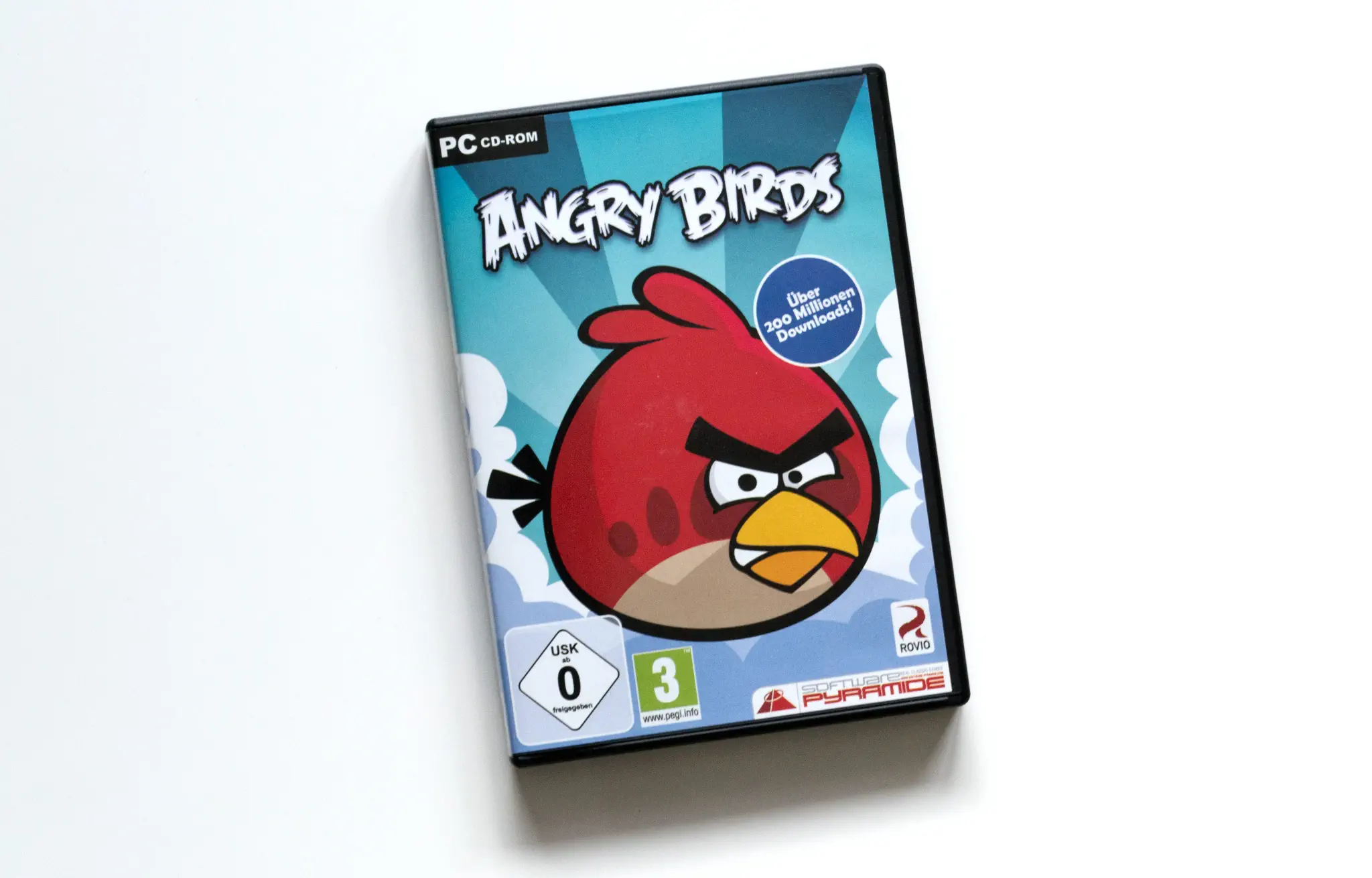 Photo of the content of Angry Birds (2011, PC, DE) Photo of the content of Angry Birds (2011, PC, DE); developed by Rovio Mobile Oy, published by ak tronic Software & Services GmbH; Hi-res 3D box available at https://bigboxcollection.com