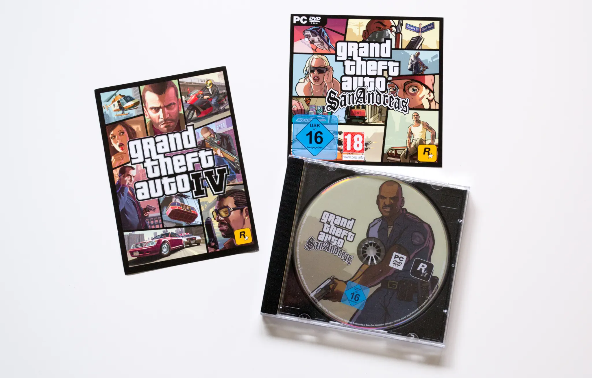 Photo of the content of Grand Theft Auto III: San Andreas (2009, PC, DE) Photo of the content of Grand Theft Auto III: San Andreas (2009, PC, DE); developed by Rockstar North Ltd., published by ak tronic Software & Services GmbH; Hi-res 3D box available at https://bigboxcollection.com