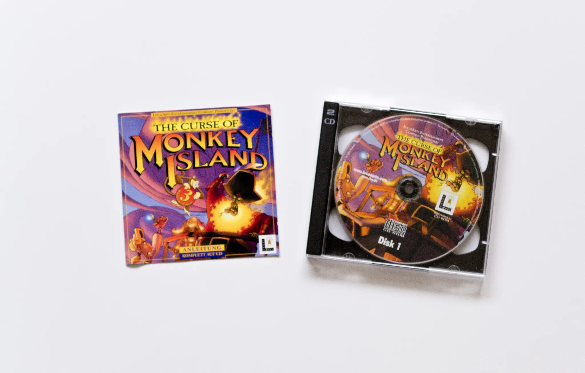 Photo of the content of Monkey Island 3: The Curse of Monkey Island (1997, PC, DE); developed by LucasArts Entertainment Company LLC, published by LucasArts Entertainment Company LLC; Hi-res 3D box available at https://bigboxcollection.com