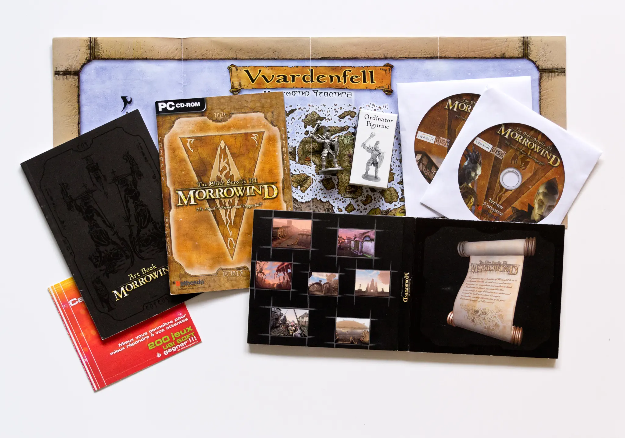 Photo of the content of The Elder Scrolls III: Morrowind (2002, PC, FR, Edition Collector); developed by Bethesda Game Studios, published by Ubisoft Entertainment SA; Hi-res 3D box available at https://bigboxcollection.com