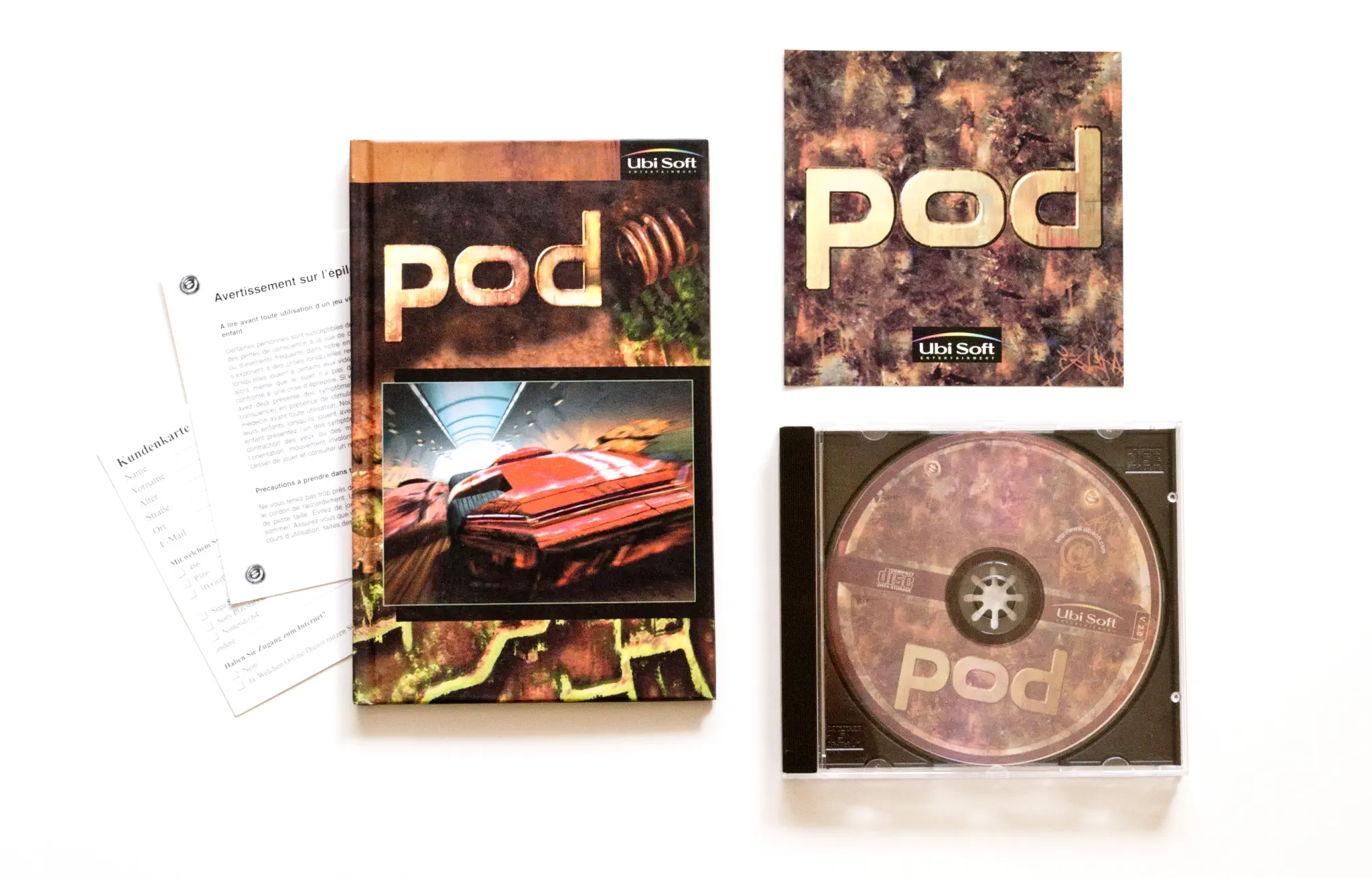 Photo of the content of POD: Planet Of Death (1997, PC, DE); developed by Ubi Soft Entertainment Software, published by Ubi Soft Entertainment Software; Hi-res 3D box available at https://bigboxcollection.com