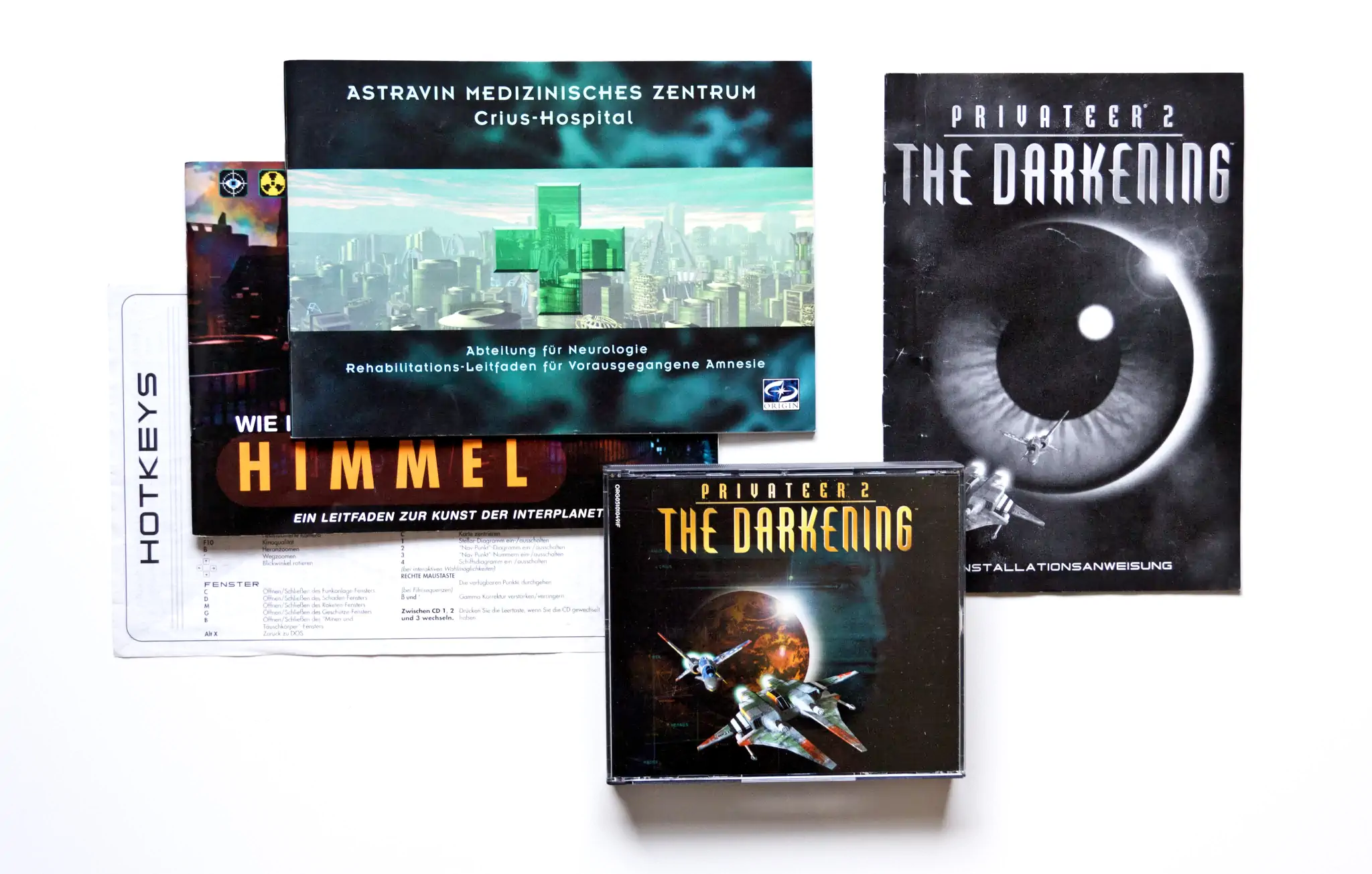 Photo of the content of Wing Commander: Privateer 2 - The Darkening (1996, PC, DE) Photo of the content of Wing Commander: Privateer 2 - The Darkening (1996, PC, DE); developed by EA Manchester, published by Electronic Arts, Inc.; Hi-res 3D box available at https://bigboxcollection.com