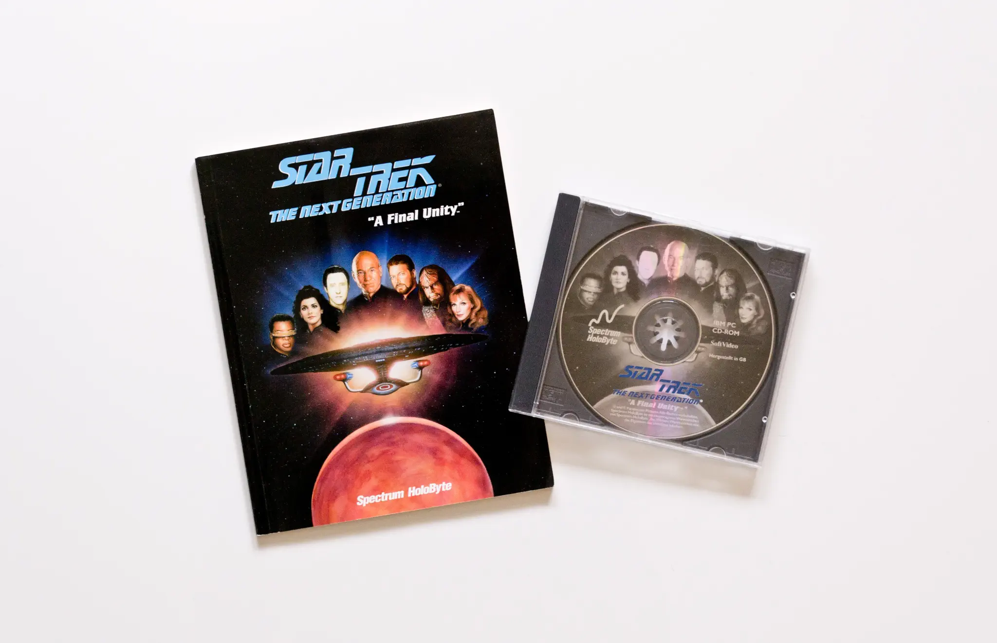 Photo of the content of Star Trek: The Next Generation - A Final Unity (1995, PC, DE) Photo of the content of Star Trek: The Next Generation - A Final Unity (1995, PC, DE); developed by Spectrum Holobyte, Inc., published by Spectrum Holobyte, Inc.; Hi-res 3D box available at https://bigboxcollection.com