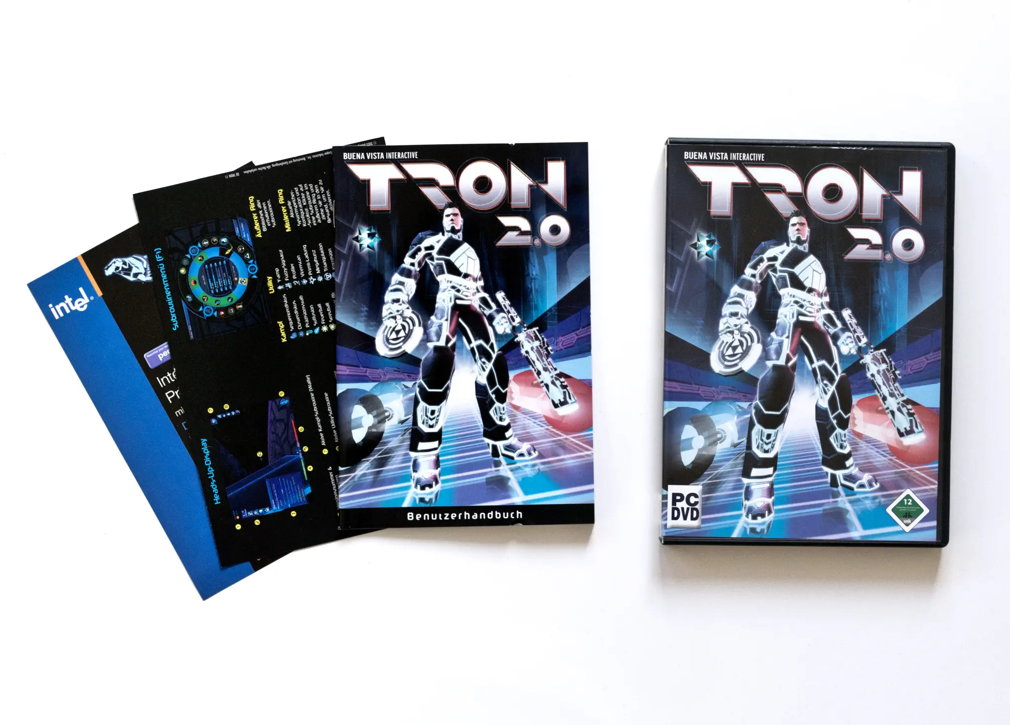 Photo of the content of Tron 2.0 (2003, PC, DE) Photo of the content of Tron 2.0 (2003, PC, DE); developed by Monolith Productions, Inc., published by Buena Vista Interactive; Hi-res 3D box available at https://bigboxcollection.com